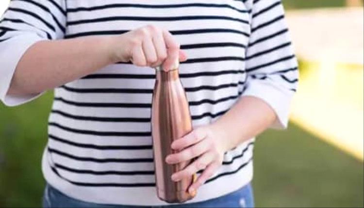 الشرب من الزجاجات النحاسية.. عادة صحية تحمل مخـ.ـاطر خفية