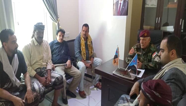 العميد مهدي يناقش مع أبناء الفقيد اللواء الركن علي قائد، إقامة فعالية تأبينية