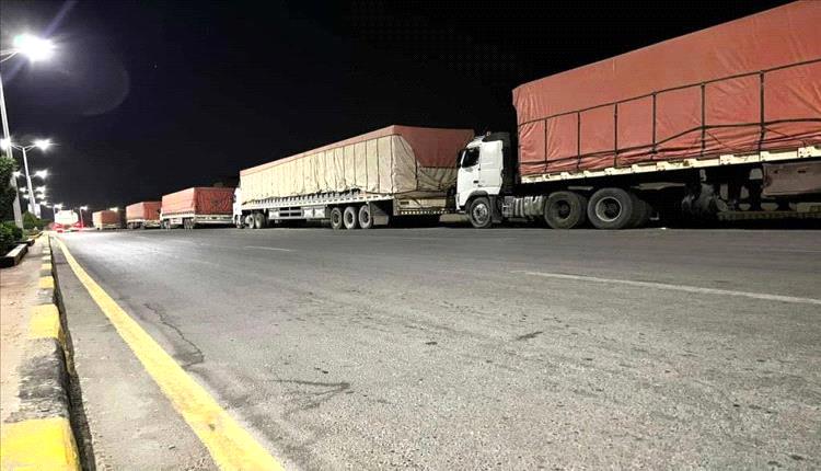 إضراب شاحنات سيئون يعطّل النقل رفضًا للجبايات

