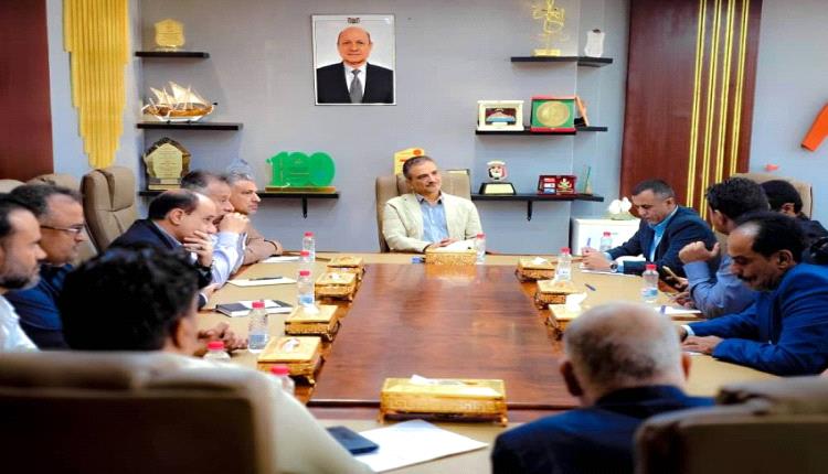 محافظ عدن يوجه بحملات ميدانية مكثفة لمراقبة الأسعار وضبط المخالفين