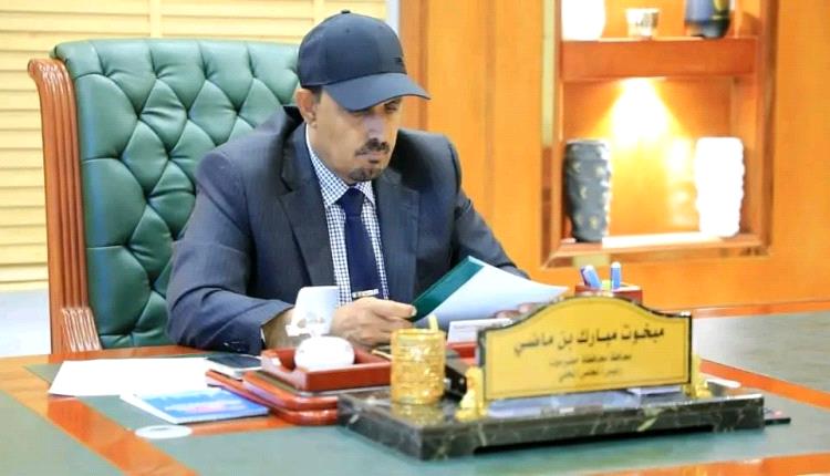 محافظ حضرموت يؤكد على تطبيق رقابة بيئية صارمة ومعايير سلامة مشددة

