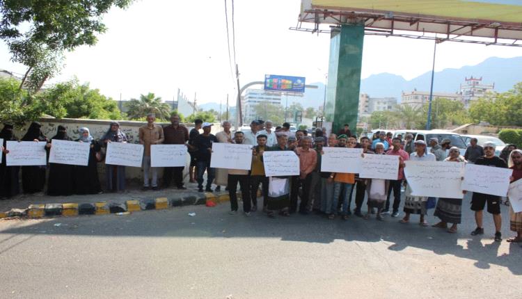 وقفة احتجاجية كبرى لأبناء مديرية المعلا للمطالبة ببناء مستشفى حكومي في موقع مخزن الأدوية السابق
