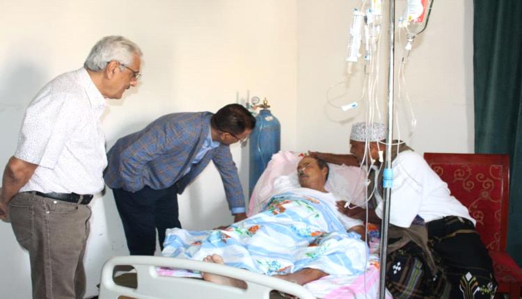 الأمين العام للمجلس المحلي بحضرموت يطمئن على صحة الشخصية الاجتماعية الشاعر ثابت السعدي 