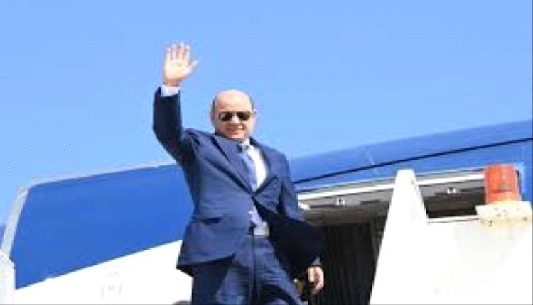 "سفرٌ بلا خجل".. رئيس متفرغ للسفريات وبلد يغرق بلا مرتبات