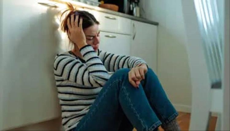 خفقان القلب والصداع.. متى تكون الأعراض الجسدية قناعا للإرهاق النفسي؟