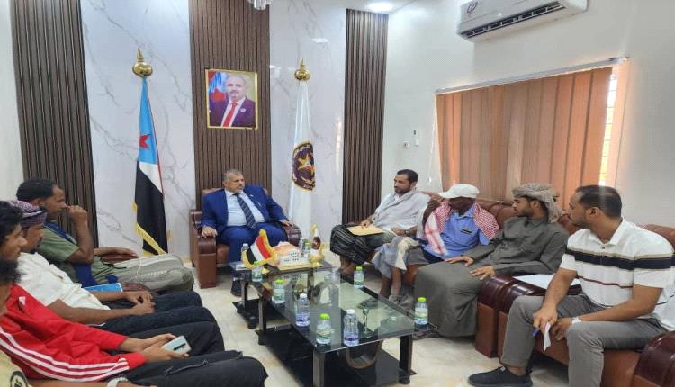 فريق التوجيه والرقابة الرئاسي يلتقي إدارة نادي الجزع الثقافي الرياضي بمديرية الغيضة