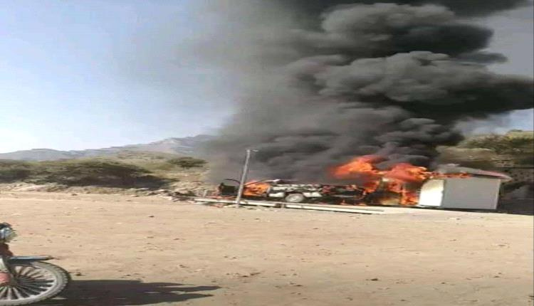 بسبب الجبايات مواطن يحـ.ـرق سيارته في منطقة دمت الخاضعة لميـ.ـليشيات الحو.ثي الارهـ.ـابية 