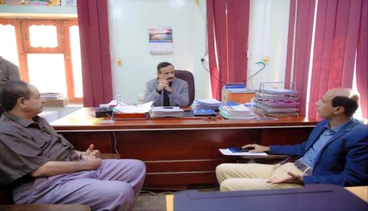 محافظ شبوة يشدد على دعم التعليم ويوجه بصرف رواتب كوادر التربية لشهر أغسطس

