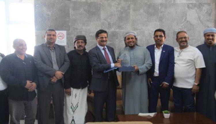 محافظ سقطرى يودّع عضو هيئة رئاسة المجلس الانتقالي الجنوبي ويمنحه درع شكر وتقدير