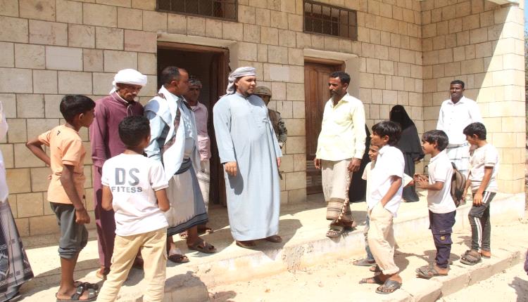 محافظ سقطرى يزور مدرسة معنوفة ويطّلع على احتياجاتها التعليمية