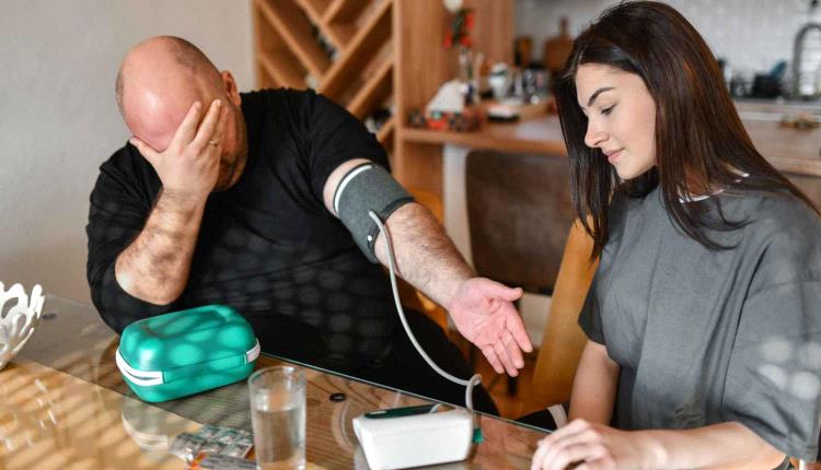 عند ارتفاع ضغط الـ.ـدم المفاجئ.. أهم الإسعافات الأولية لإنقاذ الموقف