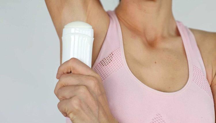 هل مزيل العرق يسبب السرطان؟