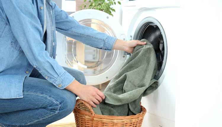 أخطاء شائعة قد تنشر البكتيريا في غسالة الملابس
