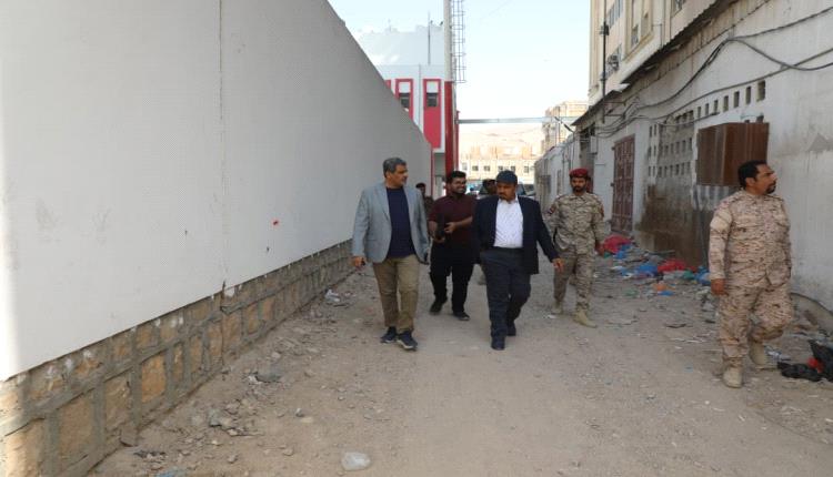 بن ماضي يوجّه بإزالة العوائق العشوائية خلف مشفى حضرموت وسرعة إنجاز سفلتة الشارع المحاذي لسور منشأة نادي الشعب 
