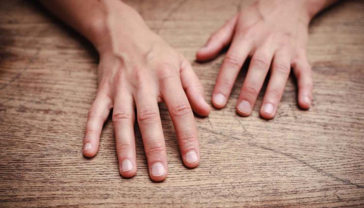 "الزرقة الطرفية".. لماذا تتحول يداك إلى اللون الأزرق؟