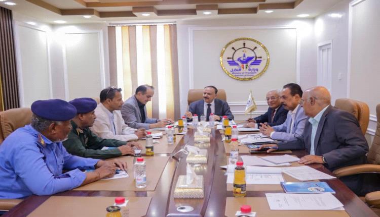 اجتماع اللجنة الوزارية العليا للتحقيق بحادثة احتراق حافلة نقل الركاب بطريق العرقوب
