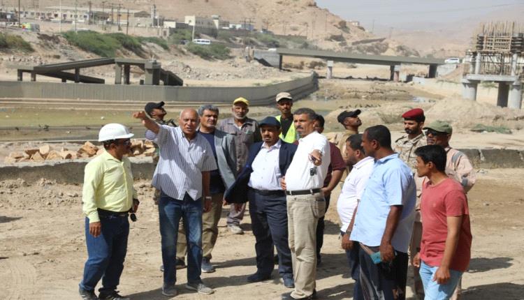 محافظ حضرموت يتفقد خور المكلا ويوجّه بتسريع إنجاز المرحلة الثانية

