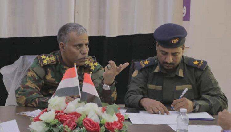 مدير أمن المهرة يبحث مع عُقّال الحارات سُبل التنسيق وآلية حصر بيانات الساكنين
