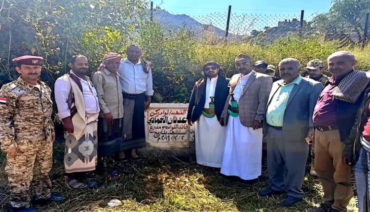 الشيخ صهيب البركاني يزور قبر الشهيد اللواء عدنان الحمادي ومعه قيادات عسكرية ومدنية.