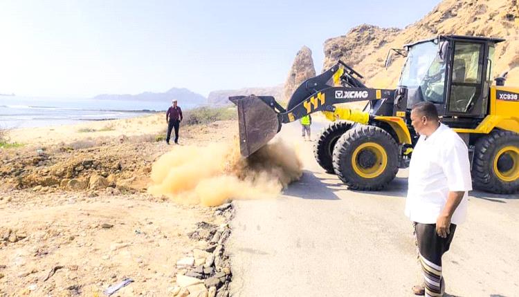 إستكمال أعمال صيانة وردميات حواف الخط الدولي موقع الرضم - الشقين