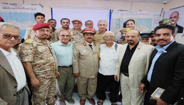 اللواء بن بريك يهنئ العقيد الركن عبدالفتاح الشاعري بحصوله على درجة الماجستير في العلوم العسكرية