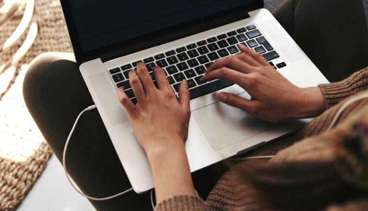 اللابتوب في الحضن.. أضرار على الخصوبة والجلد والعمود الفقري
