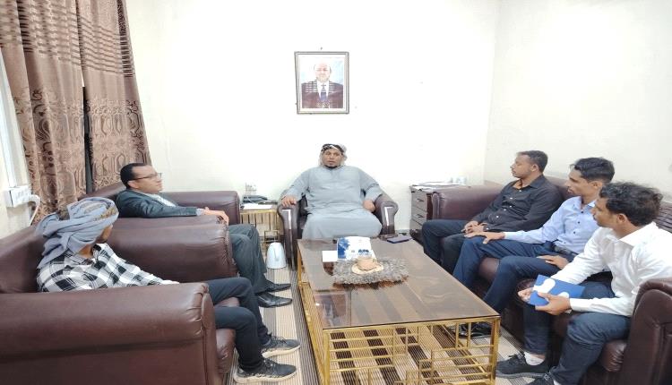 محافظ سقطرى يلتقي مدير وموظفي مركز سقطرى للبحوث والدراسات الاستراتيجية