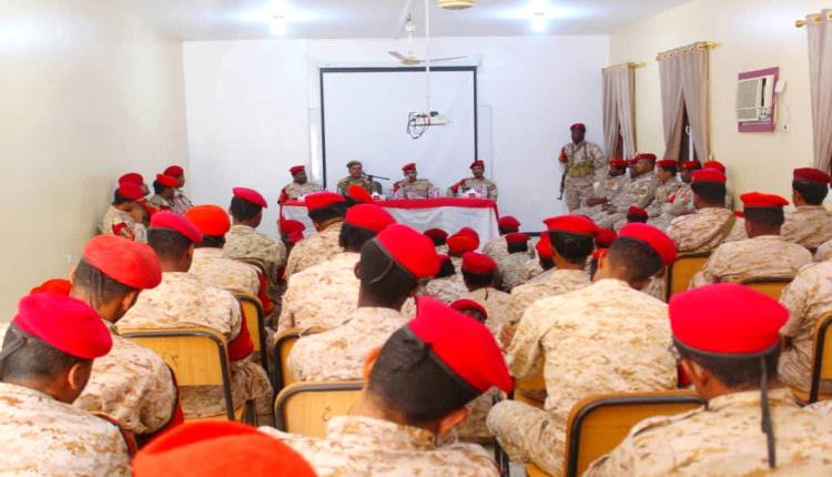 رئيس شعبة التوجية المعنوي العقيد الجهوري ينفذ محاضرة توعوية حول الانضباط العسكري لأفراد الشرطة العسكرية