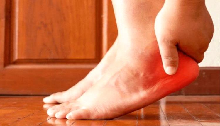 إذا شعرت بهذا الألم في قدمك.. فاعرف السبب قبل أن يتفاقم