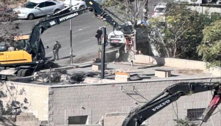 السلطات الإسر.ائيلية تهدم منزلاً جنوب المسجد الأقصى