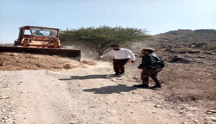 بدعم شخصي.. الوكيل جمال مانع يطلق مبادرة لردم وشق احدى الطرقات لتسهيل حركة المواطنين