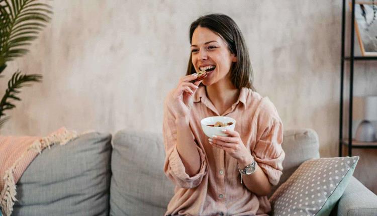 3 أطعمة قد تتسبب بانكماش الدماغ وتضر الذاكرة