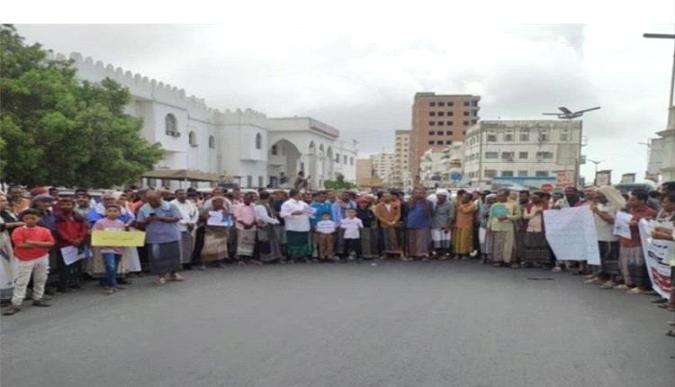 معلمو وادي وصحراء حضرموت يعلّقون الإضراب جزئيًا