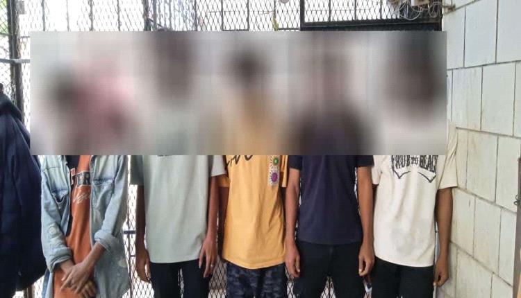 أمن العاصمة عدن يلقي القبض على 5 متهمين بحوزتهم حشـ.ـيش وحـ.ـبوب مخـ.ـدرة