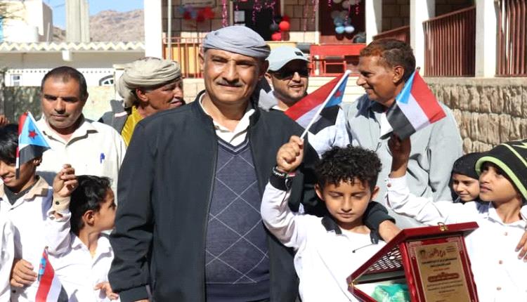 ادارة التربية والتعليم بمديرية الشعيب تكرم التلميذ الموهوب شلال القريع 
