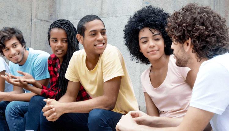 دراسة: التحدث بلغات متعددة يبطئ "شيخوخة" الدماغ
