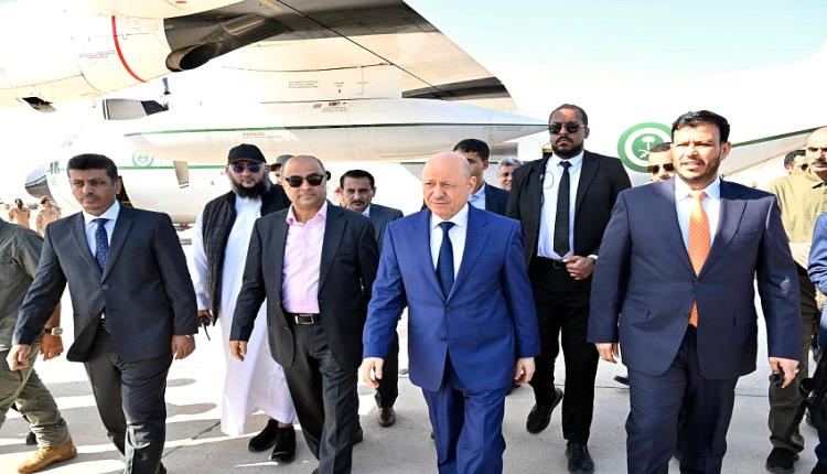 يرافقه رئيس الحكومة ومحافظ البنك المركزي .. رئيس مجلس القيادة يعود الى العاصمة عدن
