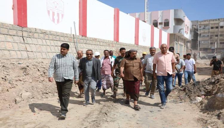 المحافظ بن ماضي يتفقد شوارع ديس المكلا ويشدد على سرعة إنجاز الطرق الجانبية للمرحلة الثانية لخور المكلا ورصف الشوارع الداخلية