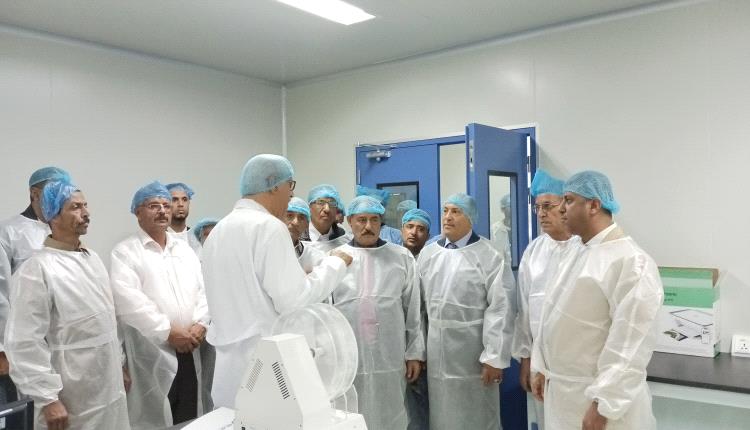 محافظ الضالع ونائب وزير الصناعة يتفقدان مصنع الهلال للادوية بالمحافظة