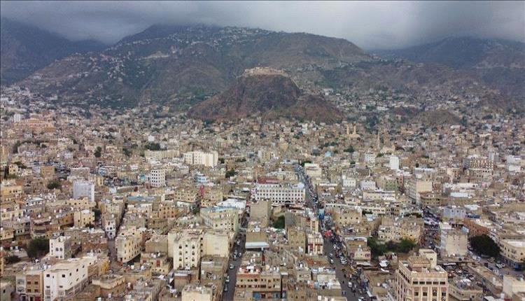 اعت،،داء مسلّح يستهدف صحفياً وزوجته أمام منزلهما في تعز

