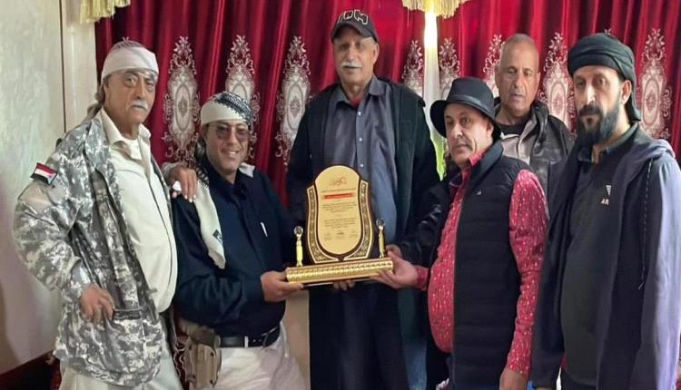 قيادة الشعيب تكرم المناضل الفقيد أحمد يحيى الحكم بدرع الوفاء