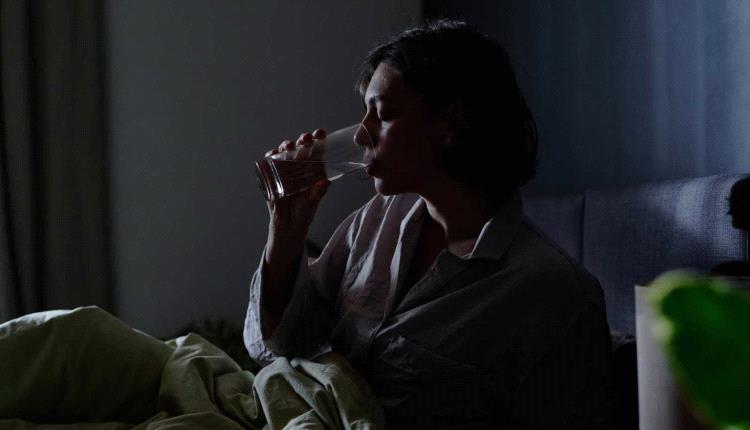 شرب الماء قبل النوم بين "الفوائد والمخاطر"