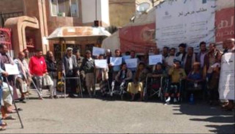 تحرّكات جرحى مثيرة للجدل في تعز ومأرب.. ومؤشرات على استخدام الإخـ.ـوان لها لعرقلة التوريد الحكومي