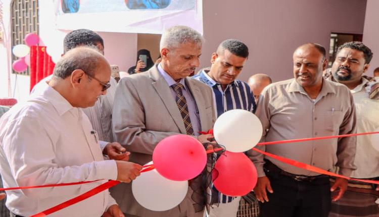 محافظ لحج يفتتح مدرسة اللحوم الأساسية ويوجه باعتماد ثلاثة فصول إضافية ويضع حجر الأساس لمركز صحي نموذجي بالمنطقة