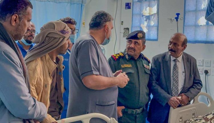 مدير شرطة شبوة يزور ضابطاً أصـ.ـيب في هجـ.ـوم إرهـ.ـابي