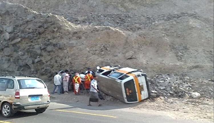 إب.. مصرع شابين وإصابة ثالث في حادث مروري مروّع

