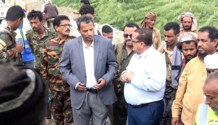 بدعم إماراتي.. محافظ أبين يدشن أعمال سفلتة طريق الحصن - سد حسان