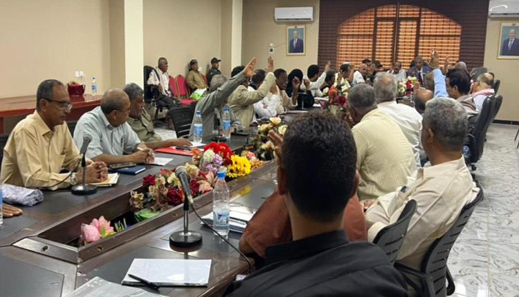 محافظ لحج يناقش تقارير التعليم الفني والأشغال العامة ويؤكد الالتزام بالإصلاحات الاقتصادية