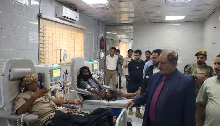 محافظ الضالع يزور مركز الغسيل الكلوي ويطّلع على أحوال المرضى