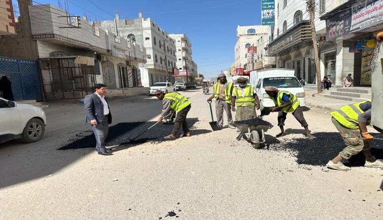 صندوق صيانة الطرق بشبوة يواصل أعمال صيانة شوارع مدينة عتق